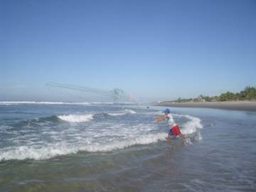 Carlos csasting the net.JPG
